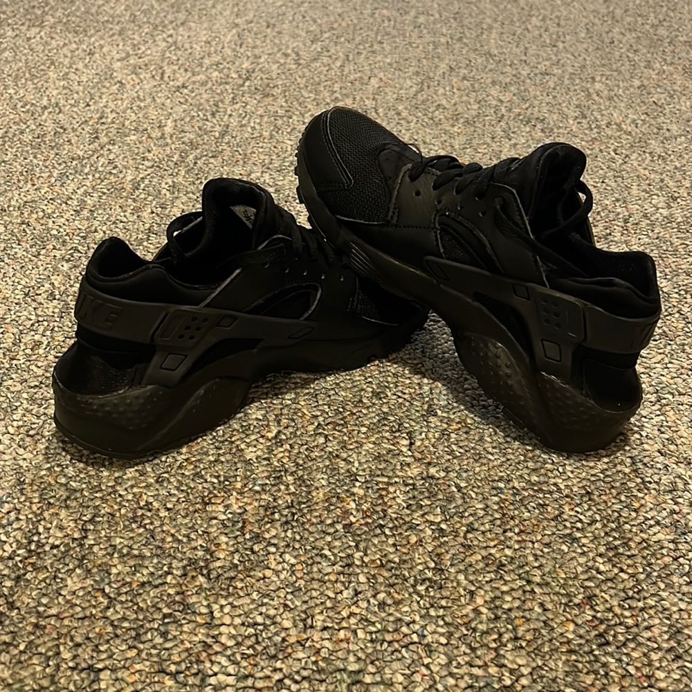 Black Nike huaraches